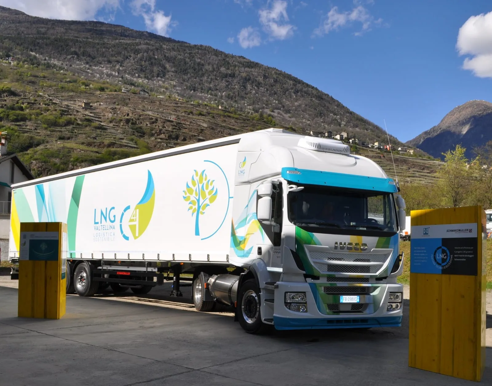 Un camion del Gruppo Maganetti con i loghi del progetto LNG Valtellina